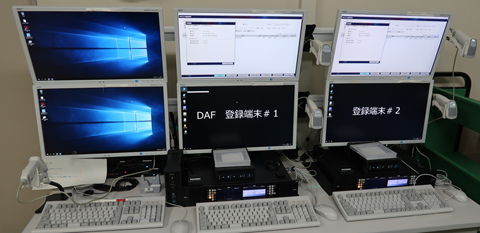 CONユニットに接続されたソニー製PDW-U2とCFカードリーダー
