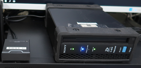 CONユニットに接続されたソニー製PDW-U2とCFカードリーダー